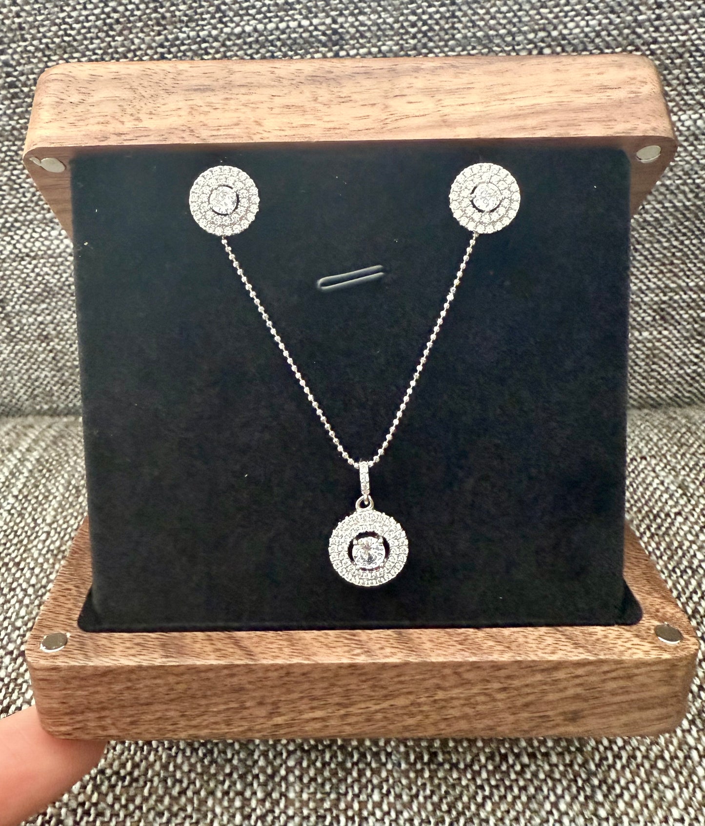Diamond Studded Trevy Pendant Set With South Screw Studs