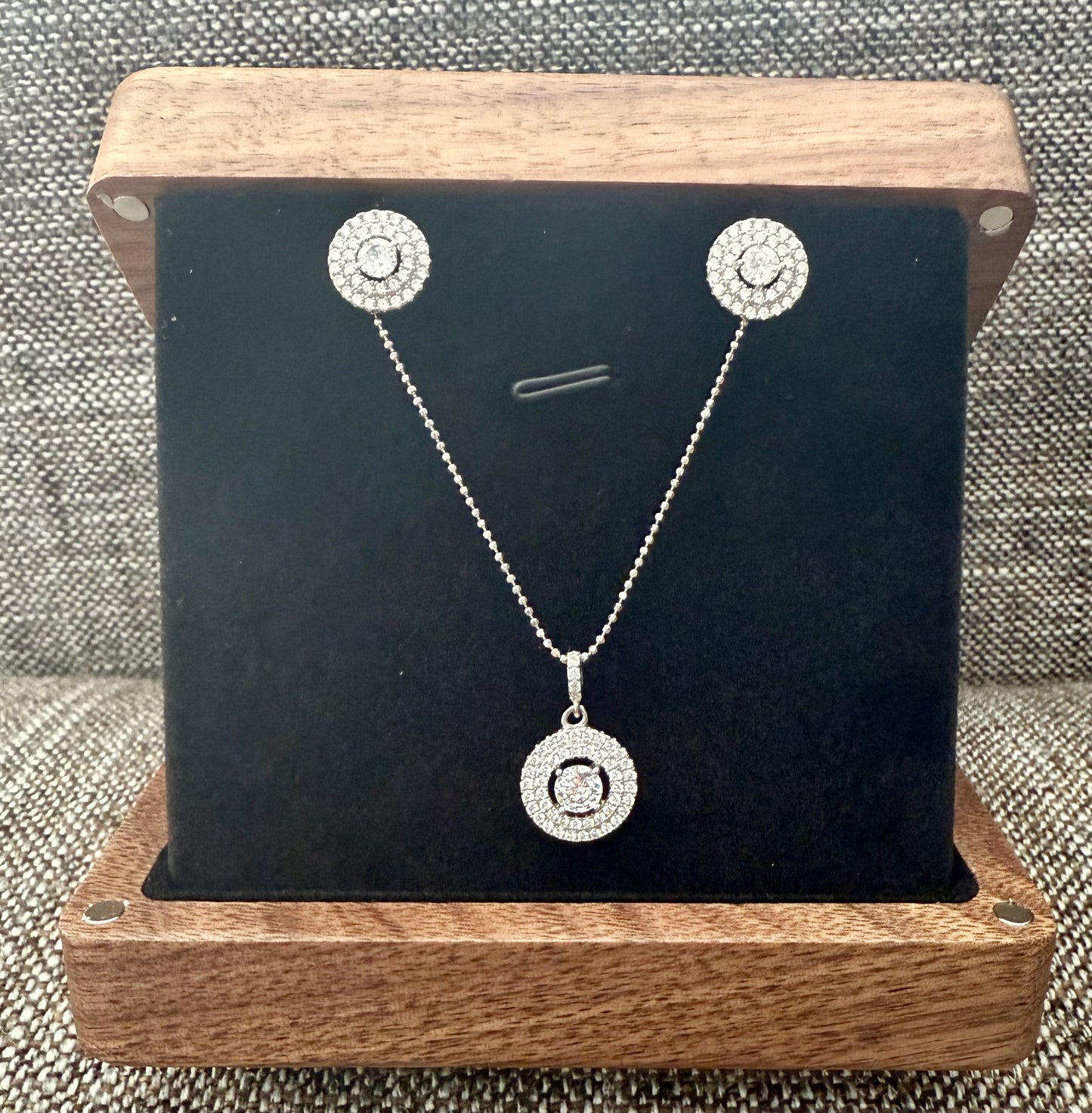 Diamond Studded Trevy Pendant Set With South Screw Studs