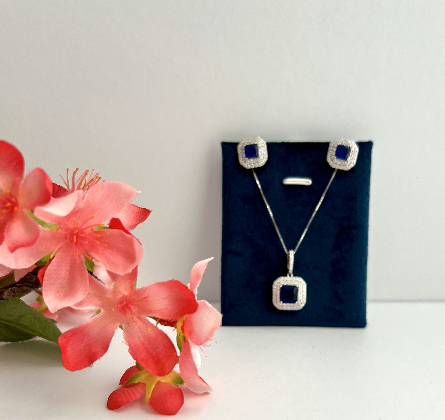 ELORA Sapphire Diamond Pendant set