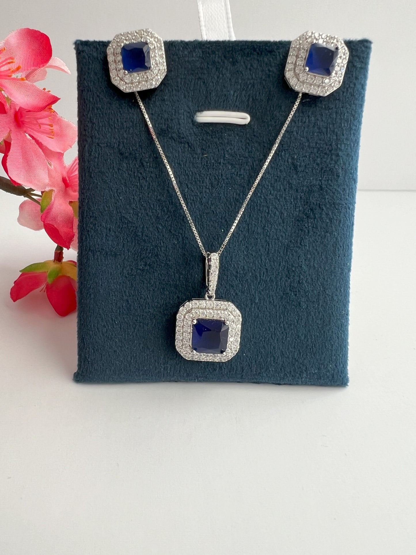 ELORA Sapphire Diamond Pendant set