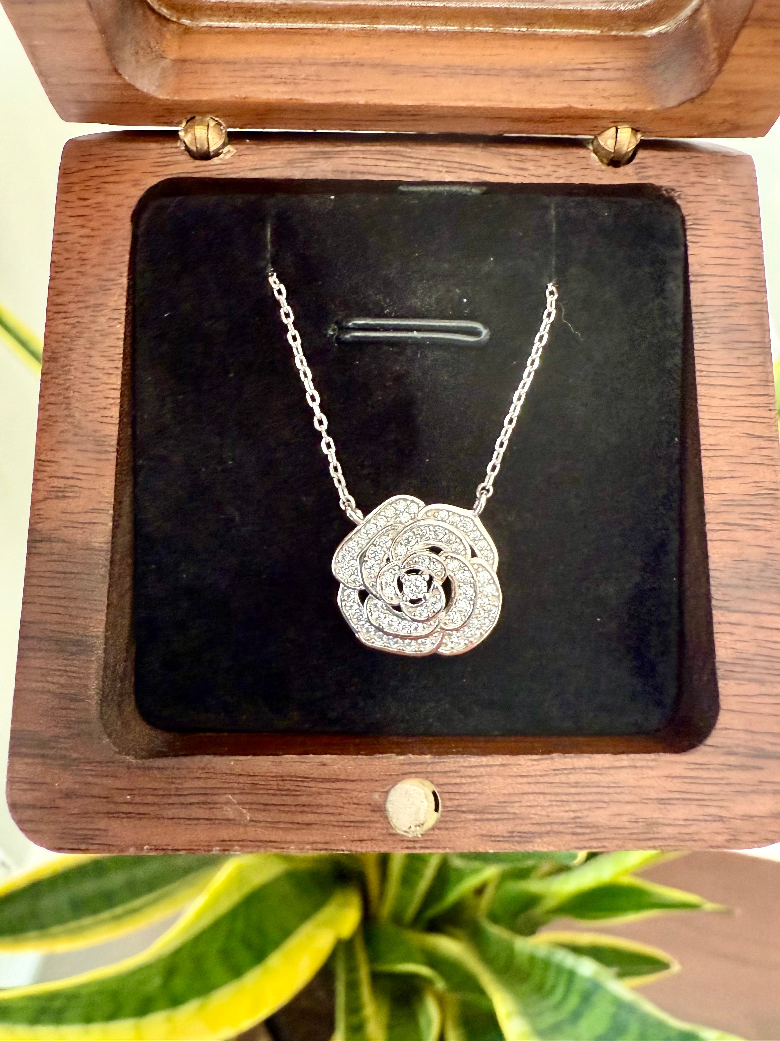 Rose pendant in chain