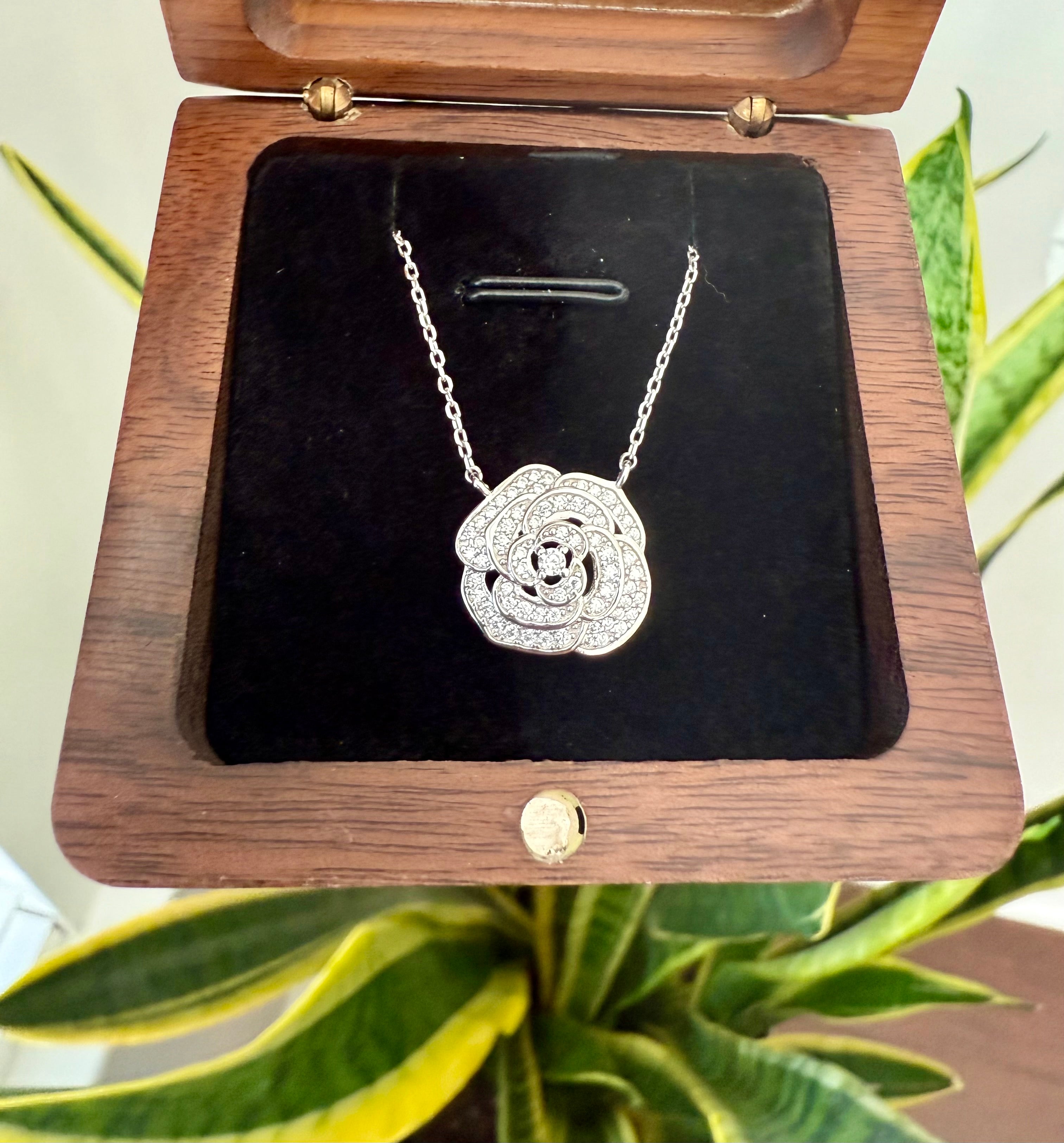 Rose pendant in chain