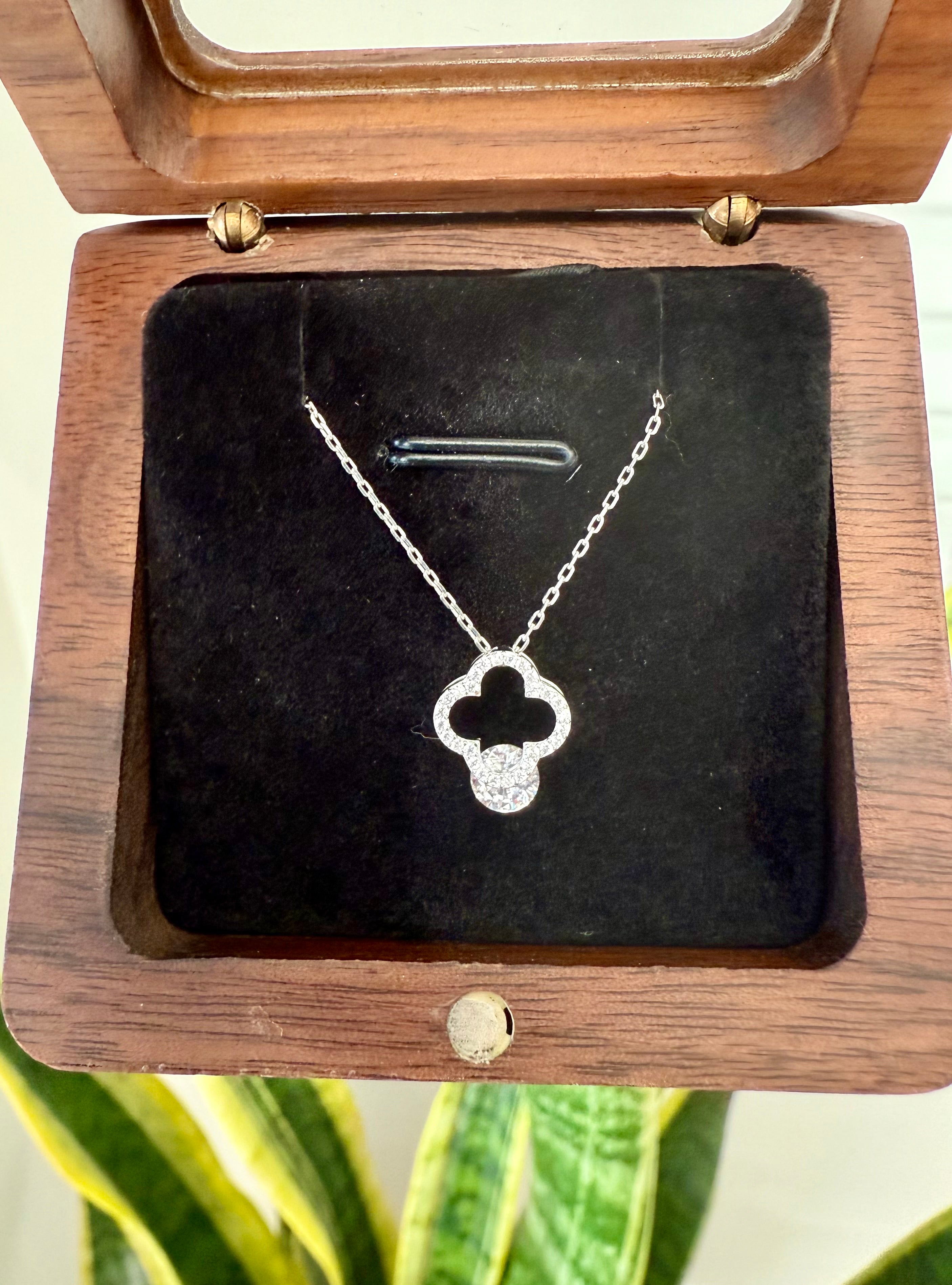 Clover Leaf Pendant with Solitaire on pure 925 Silver