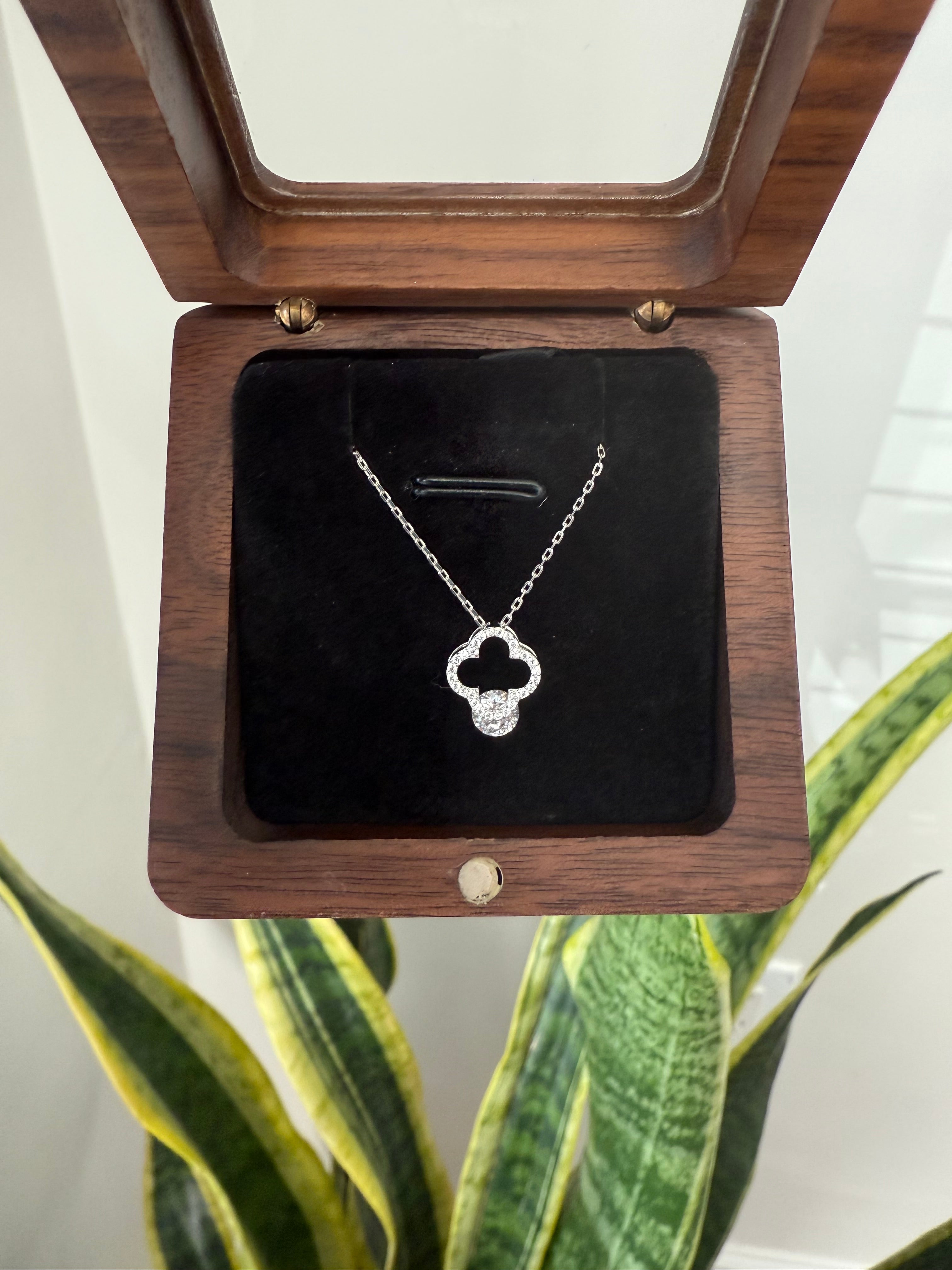 Clover Leaf Pendant with Solitaire on pure 925 Silver