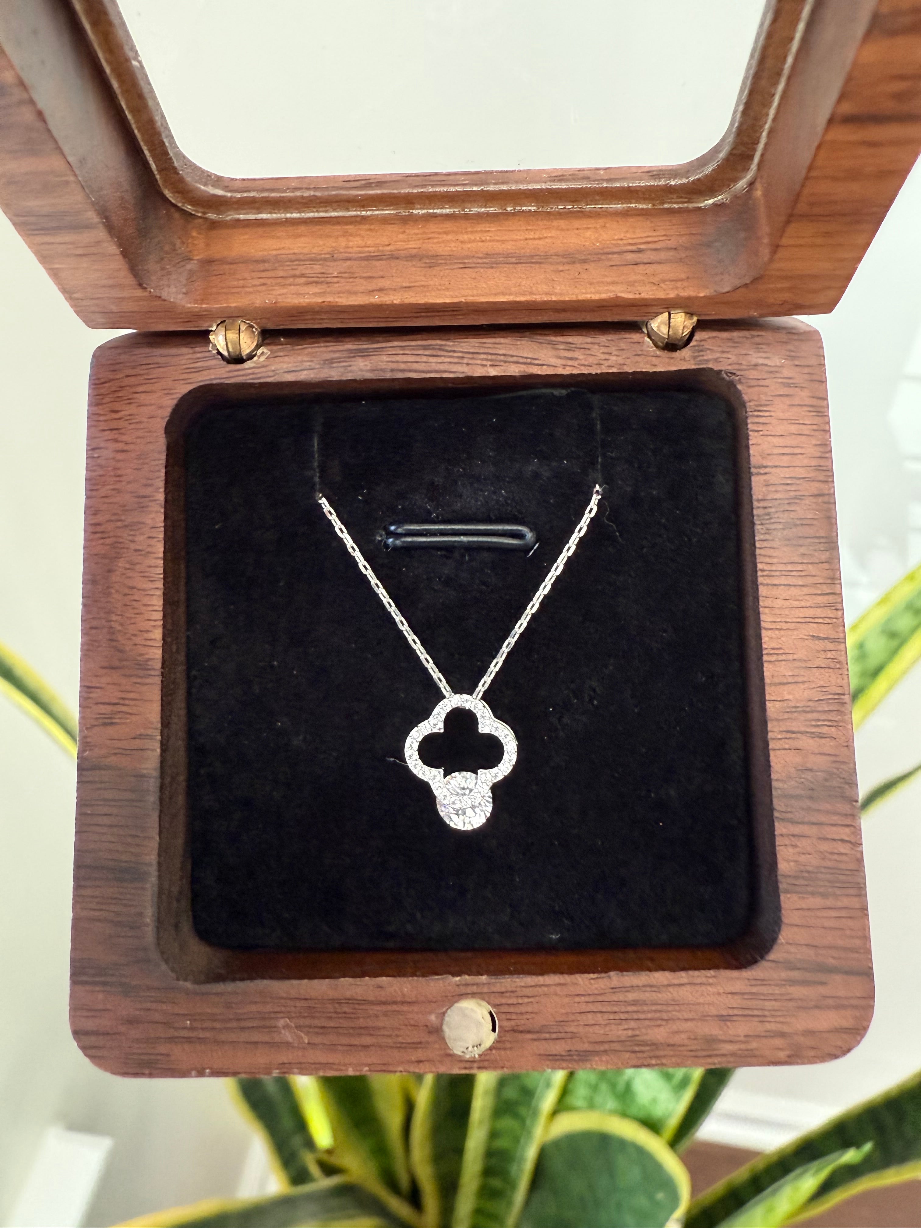 Clover Leaf Pendant with Solitaire on pure 925 Silver