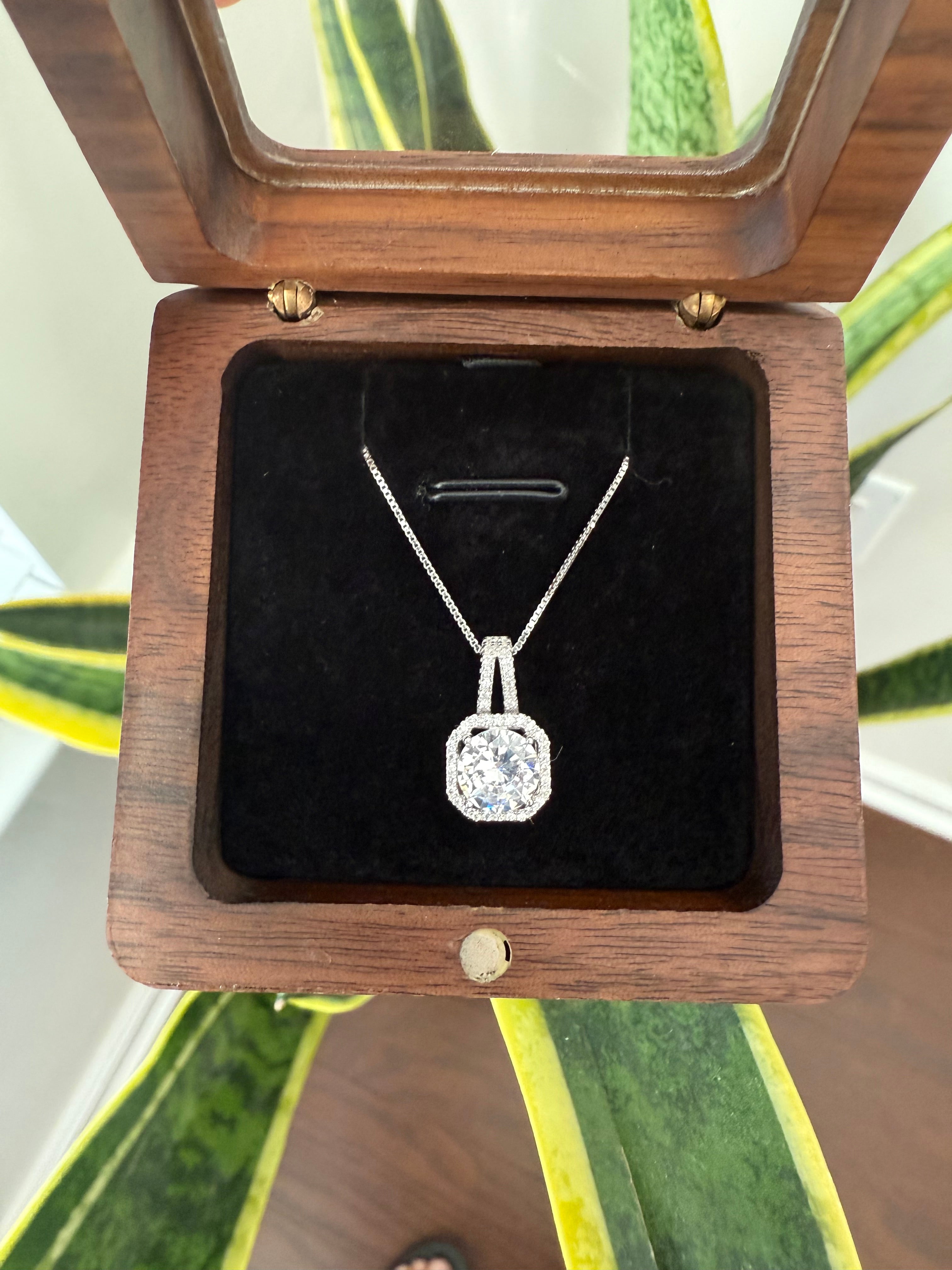 Pure 925 Silver Queen Solitaire Pendant with Chain