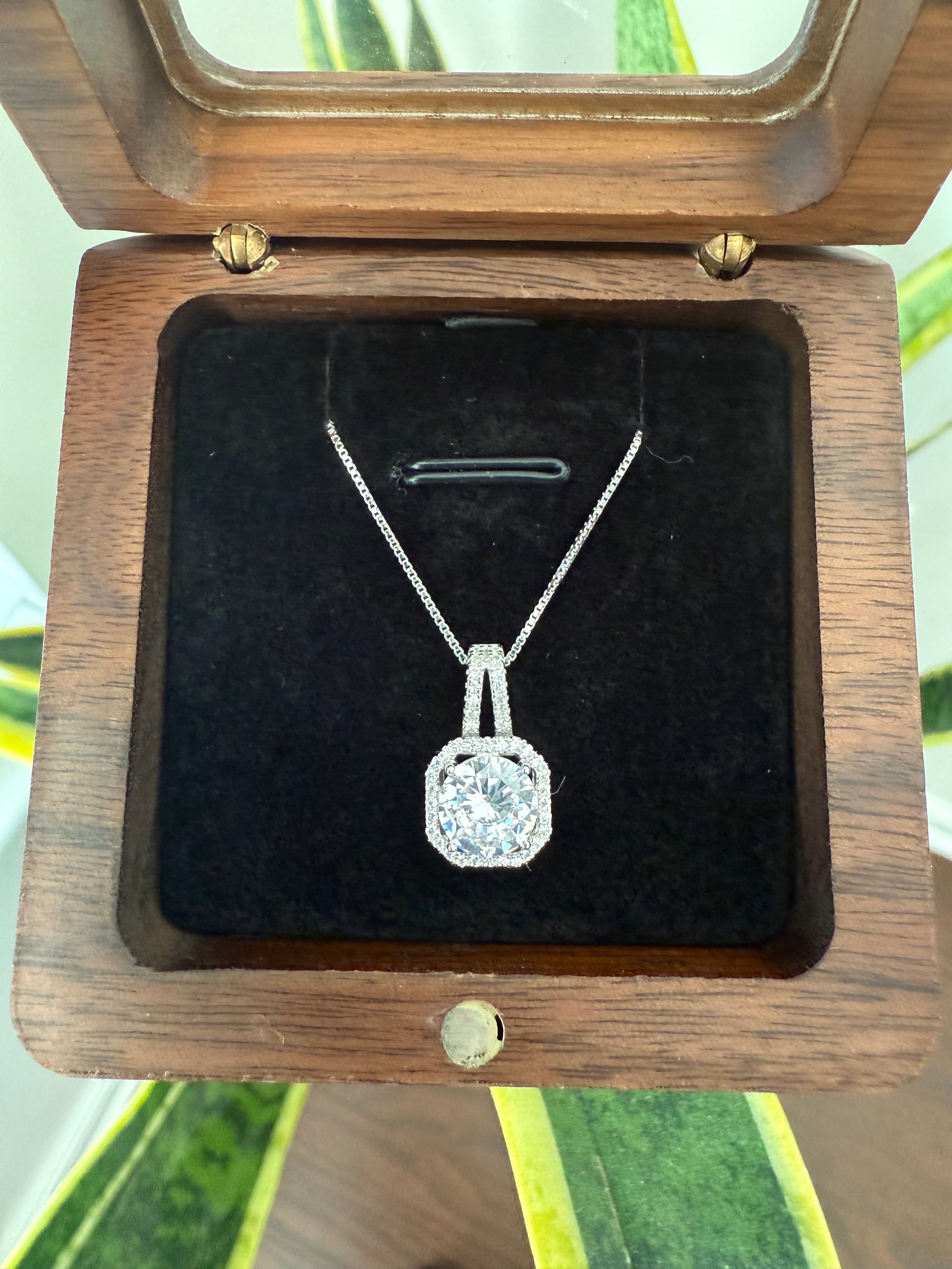 Pure 925 Silver Queen Solitaire Pendant with Chain