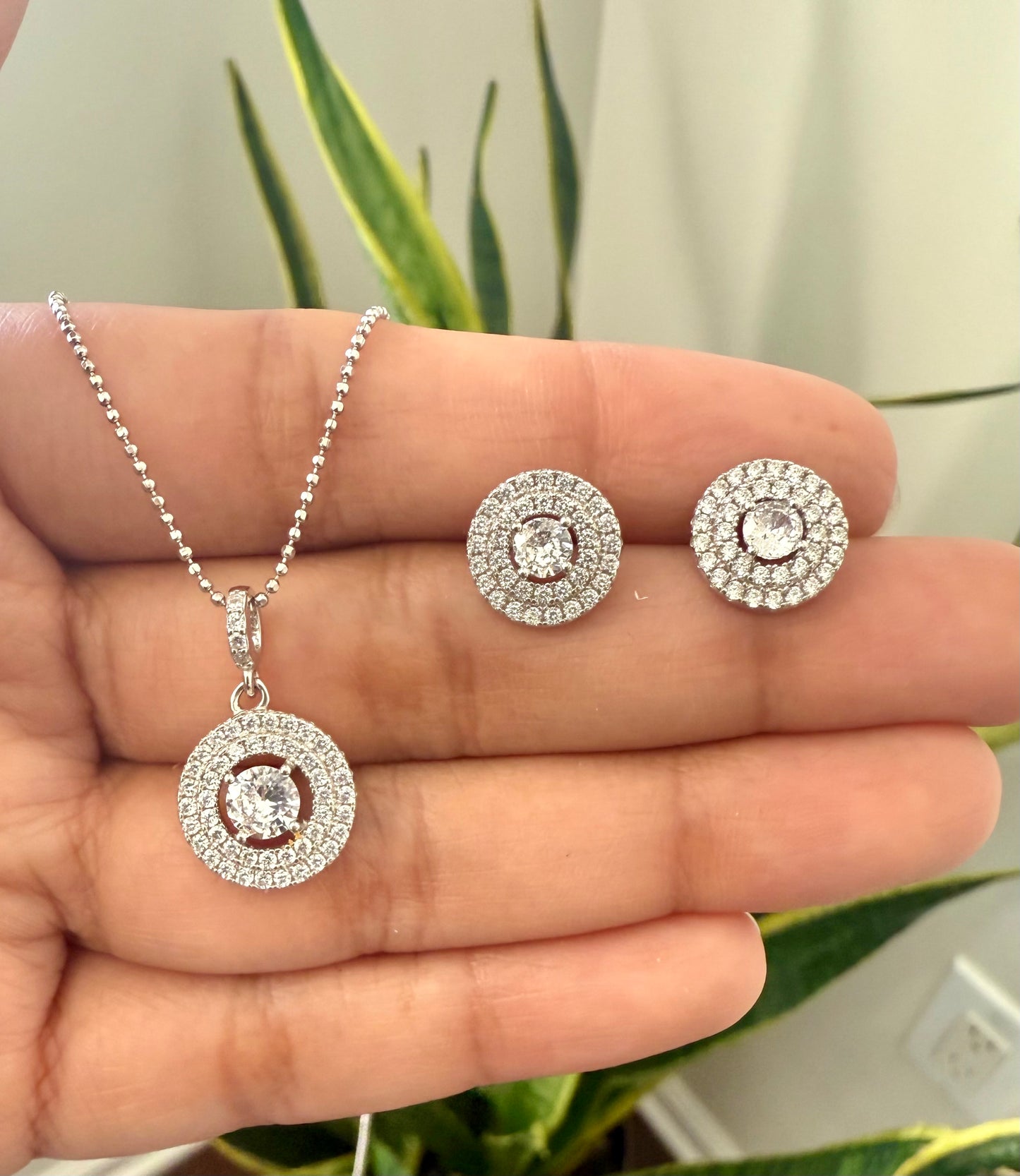 Diamond Studded Trevy Pendant Set With South Screw Studs