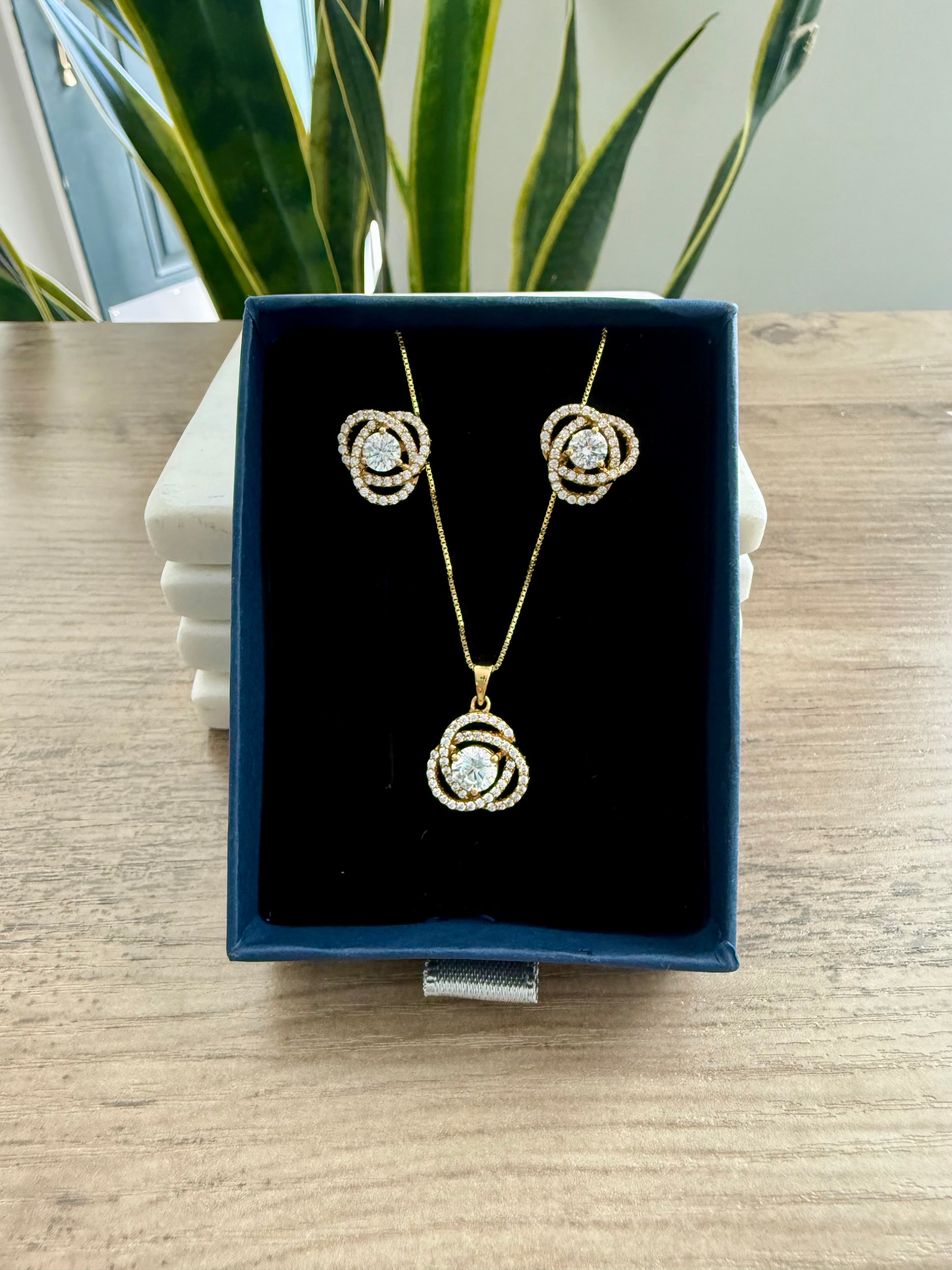 14K Gold Finish Intertwined Cluster Solitaire EIRA Pendant Set