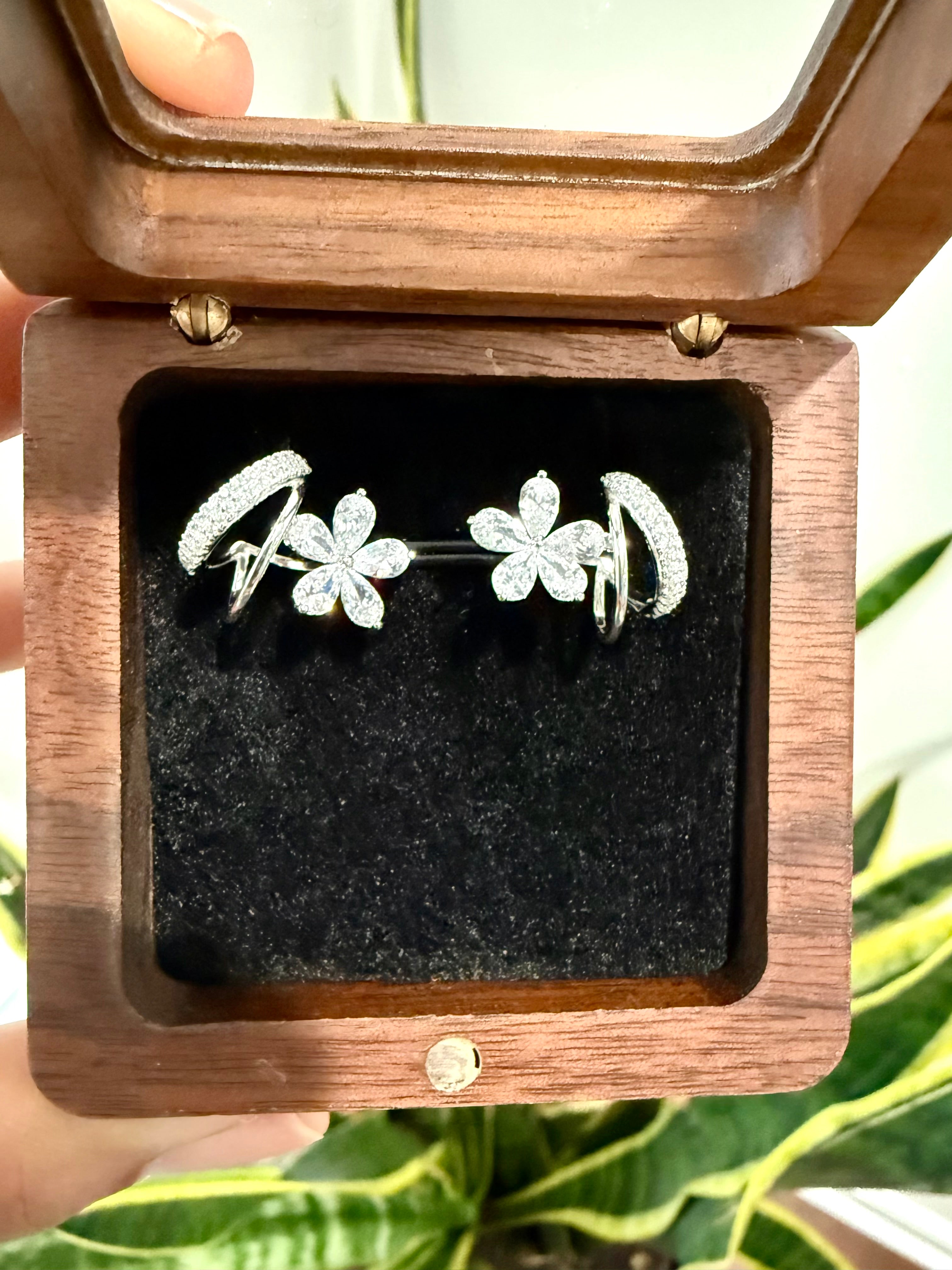 ZINN Floral Spark Huggies on pure 925 silver